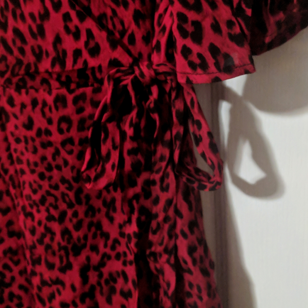 NWT Sanctuary Red Leopard print short sleeve v-neck tie wrap dress, size large - Picture 7 of 11
